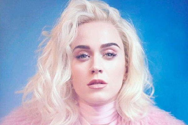 Katy Perry estrenó el single “Never Really Over” con un soleado videoclip