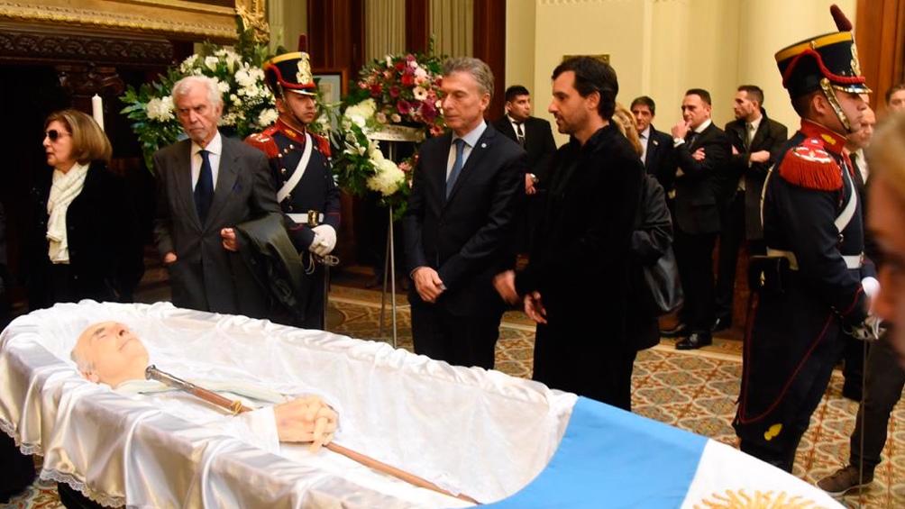 Mauricio Macri fue el primero en acercarse a despedir al ex presidente. 