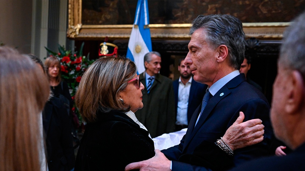 El Presidente Macri saluda a la viuda Inés Pertiné.