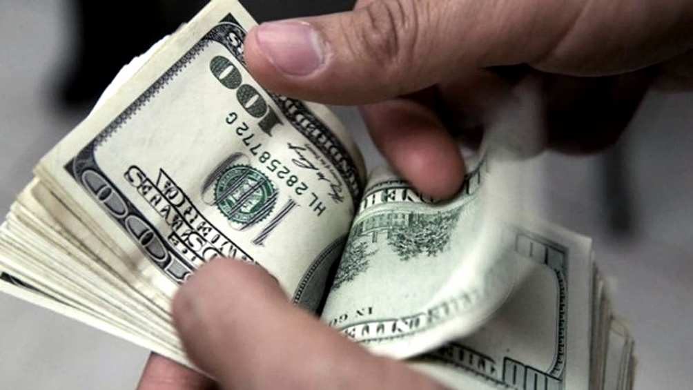 El dólar con el recargo de 30% -contemplado en el impuesto País-, marcó un promedio de $ 114,20 por unidad